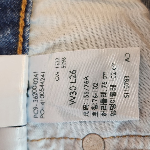 LEVI’S Women’s 501 Original Crop Distressed Denim Jeans, size 30x26 - Picture 10 of 16